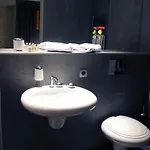 לינה וארוחת בוקר La Maison De Lea פריז